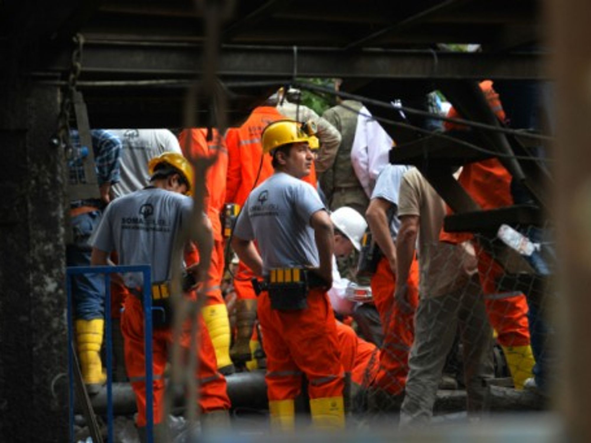 People rescue the trapped miners in Soma