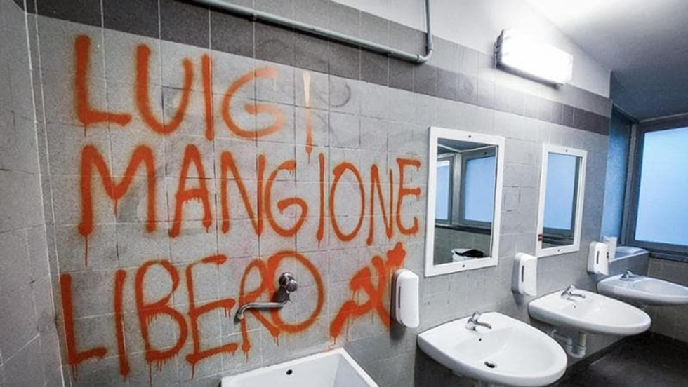 Photo in the bathroom at the University of Turin says: "Free Luigi Mangione"