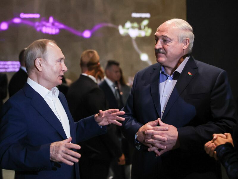 Photo od ​Russian President Vladimir Putin and Belarusian President Alexander Lukashenko talking at an event in St Petersburg, Russia, on July 23