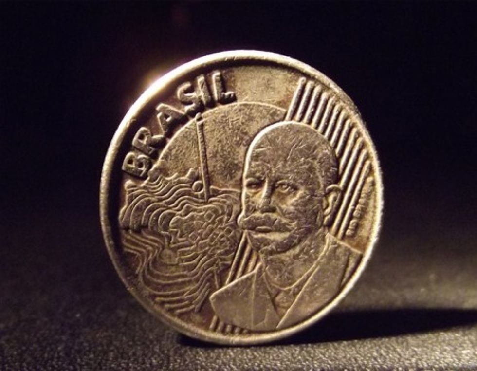 Photo of a coin with the word "Brasil" on it