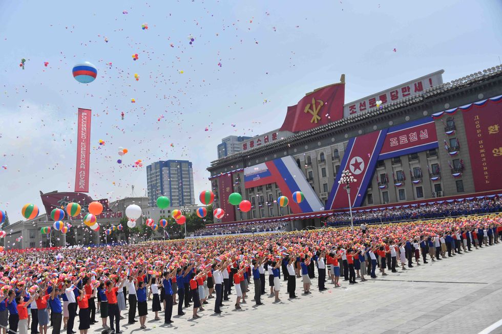 Photo of a crowd and balloons during the meeting ceremony between Russian President Vladimir Putin and North Korean leader Kim Jong-un on Kim Il Sung Square.