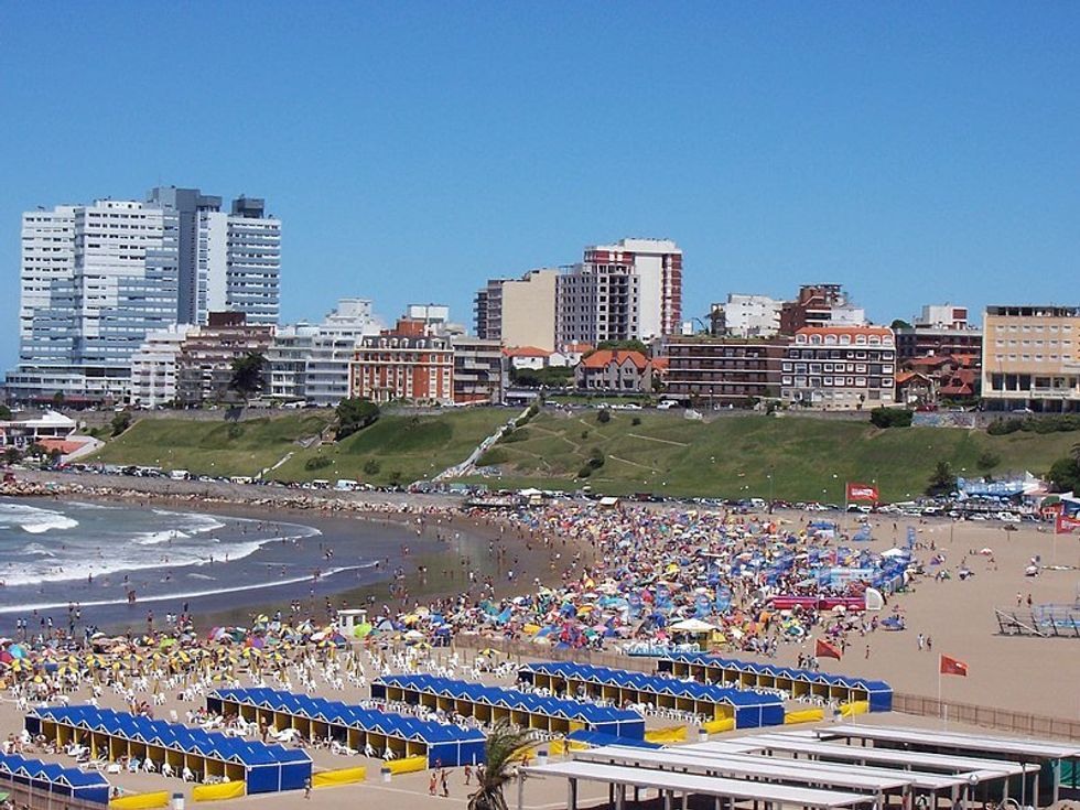Photo of a crowd at a beach in Mar del Plata, Argentina