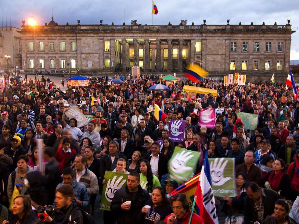 Photo of a crowd gathered in front of Bogotá's town hall in support of Petro's destitution in 2014