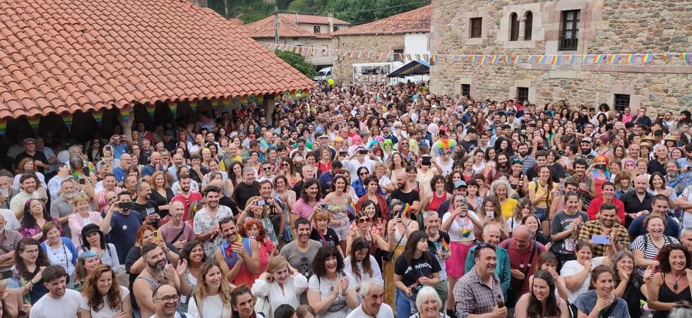 Photo of a crowd gathered together to celebrate Agrigay festival in Barcenillas