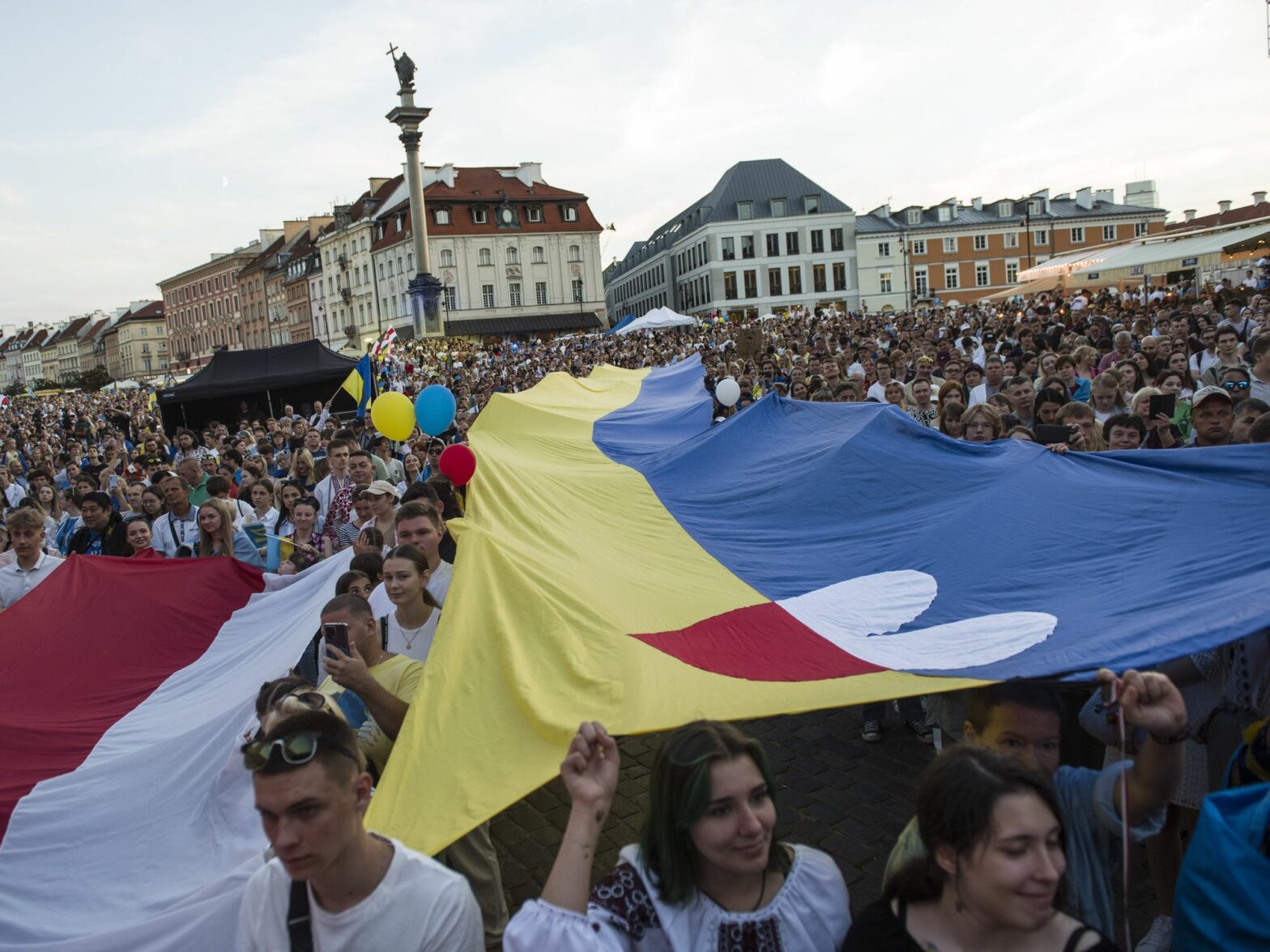 photo of a demonstration with polish and ukrainian flags