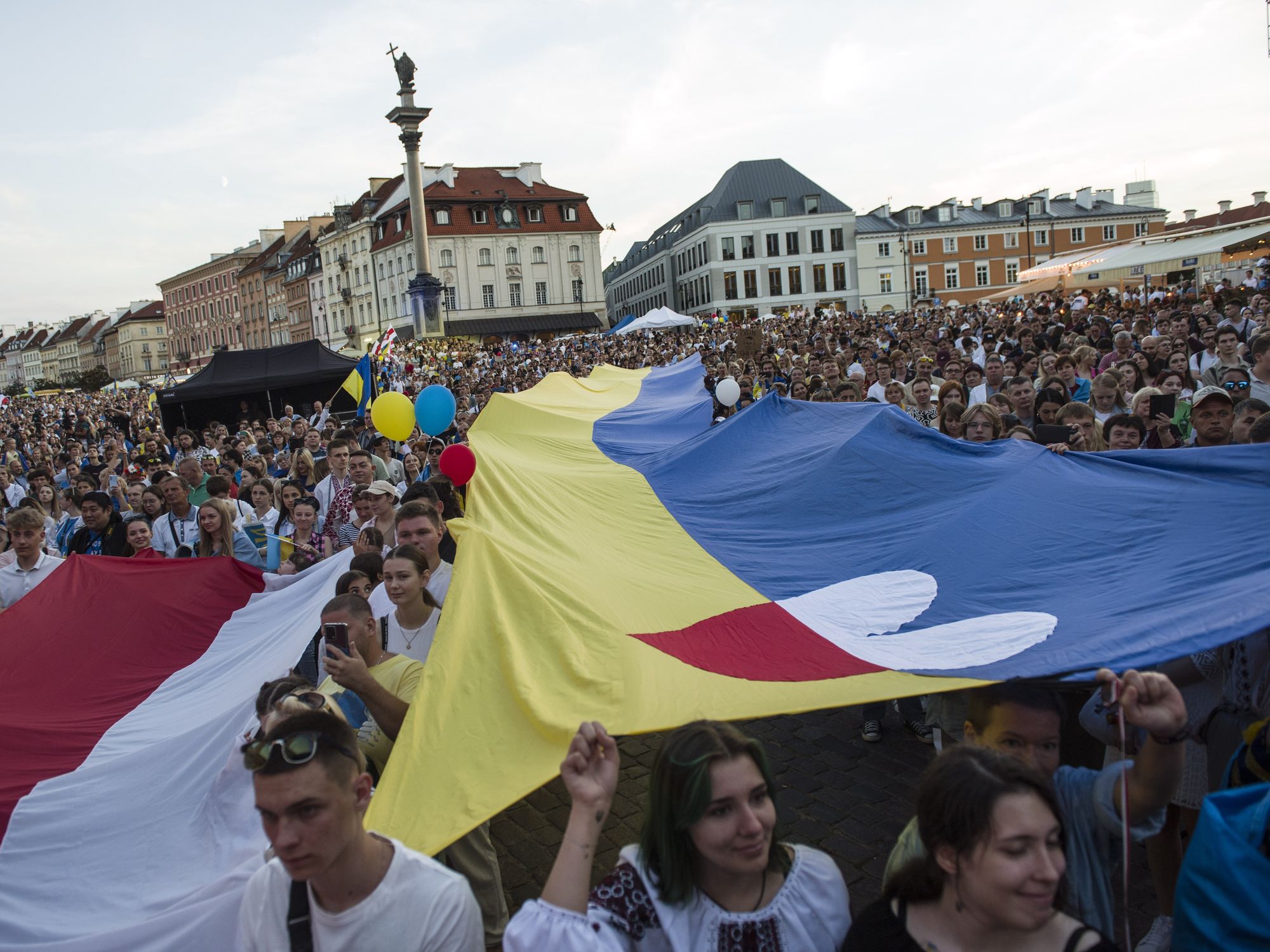 photo of a demonstration with polish and ukrainian flags