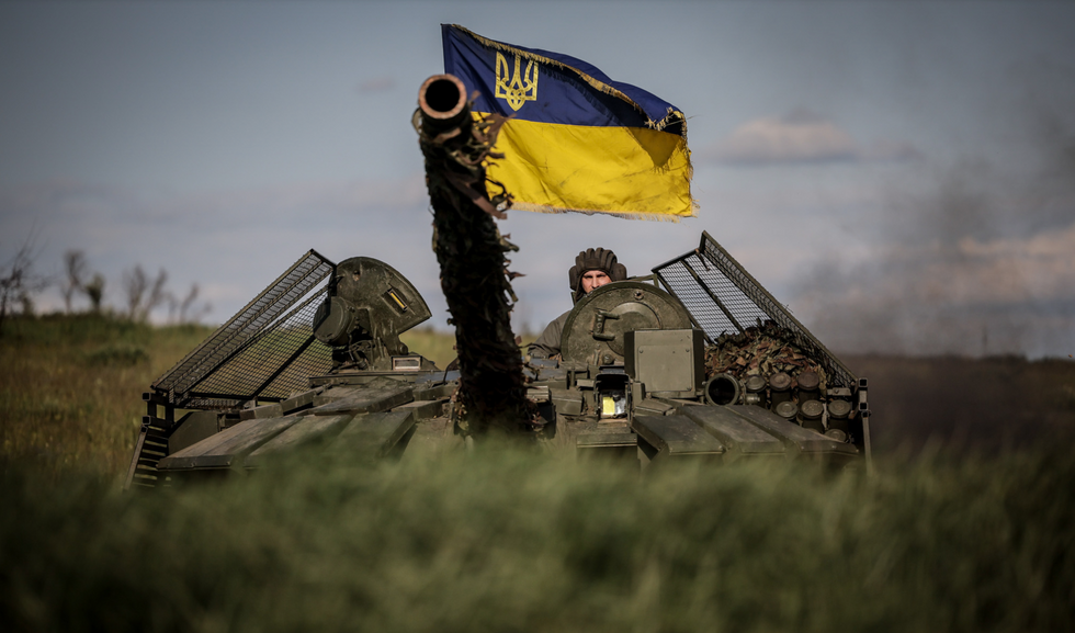 Photo of a ​Ukrainian soldier piloting a tank during a military exercice
