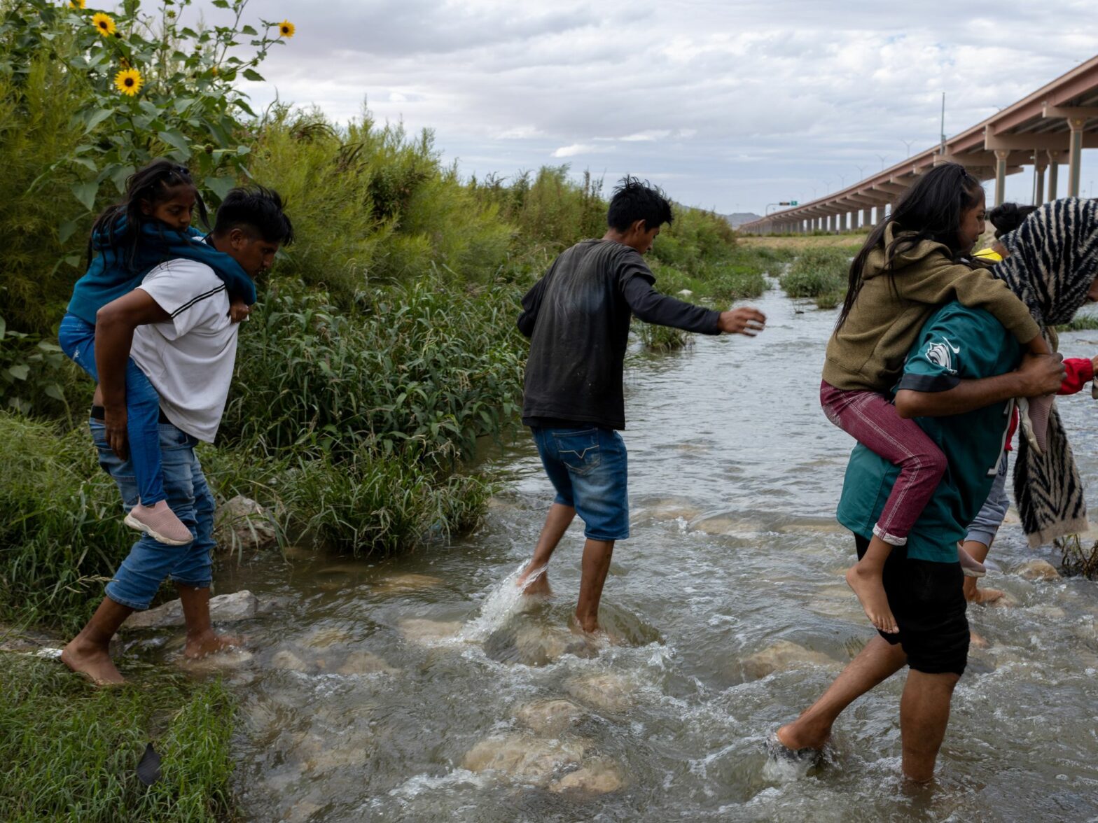 Photo of a family of Migrants from Venezuela crossing the Rio Grande between Mexico and the U.S. to surrender to the border patrol with the intention of requesting humanitarian asylum​
