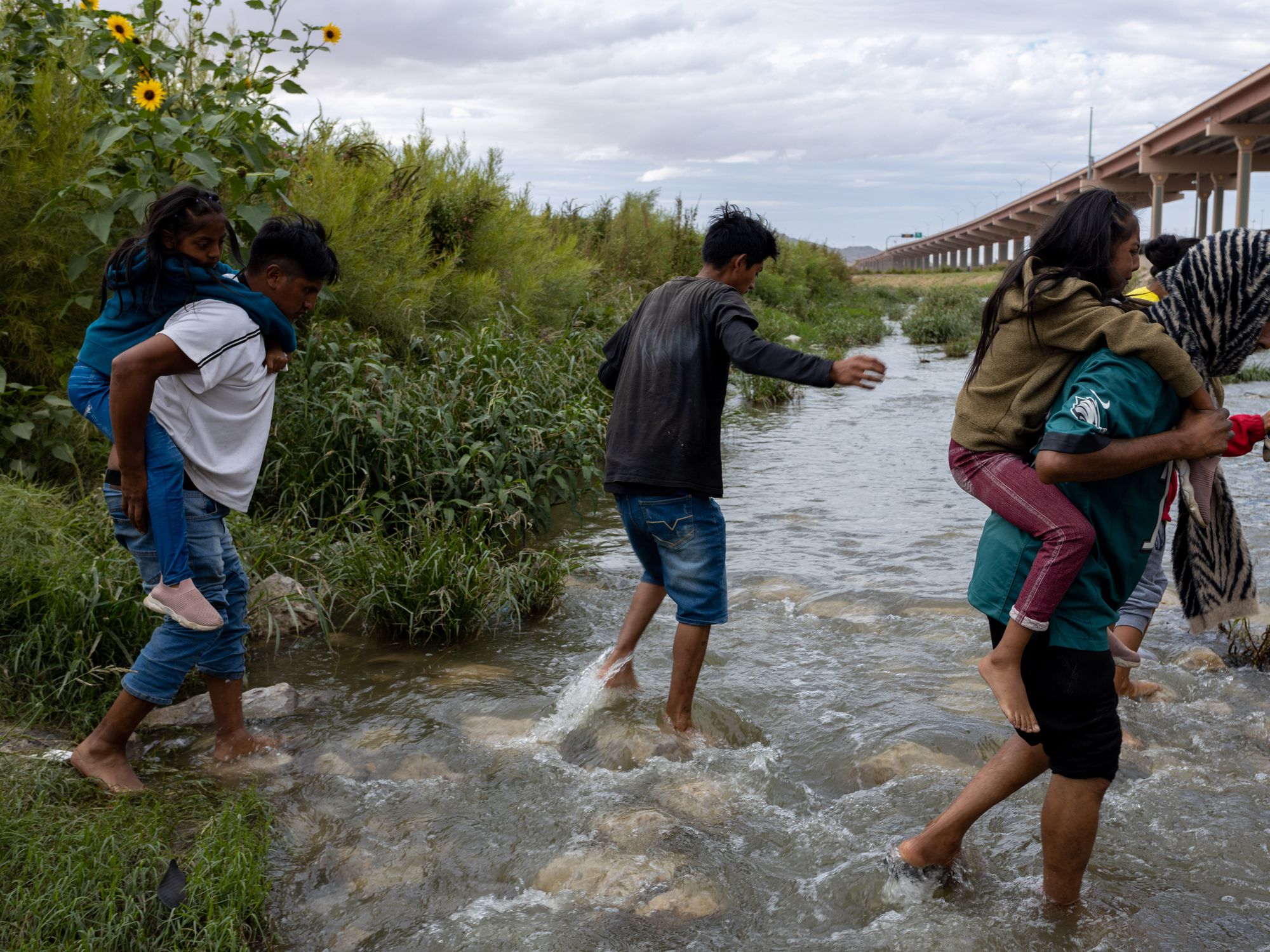 Photo of a family of Migrants from Venezuela crossing the Rio Grande between Mexico and the U.S. to surrender to the border patrol with the intention of requesting humanitarian asylum​