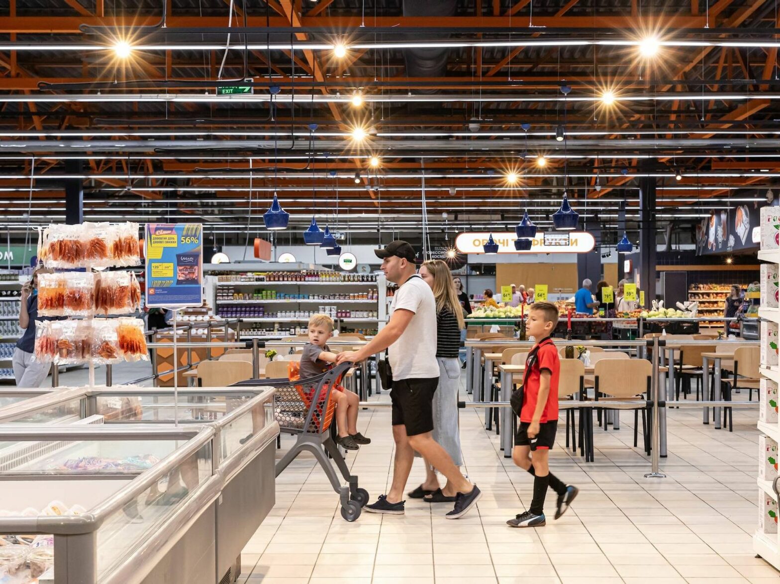 Photo of a family pushing a cart at a Silpo supermarket in Ukraine