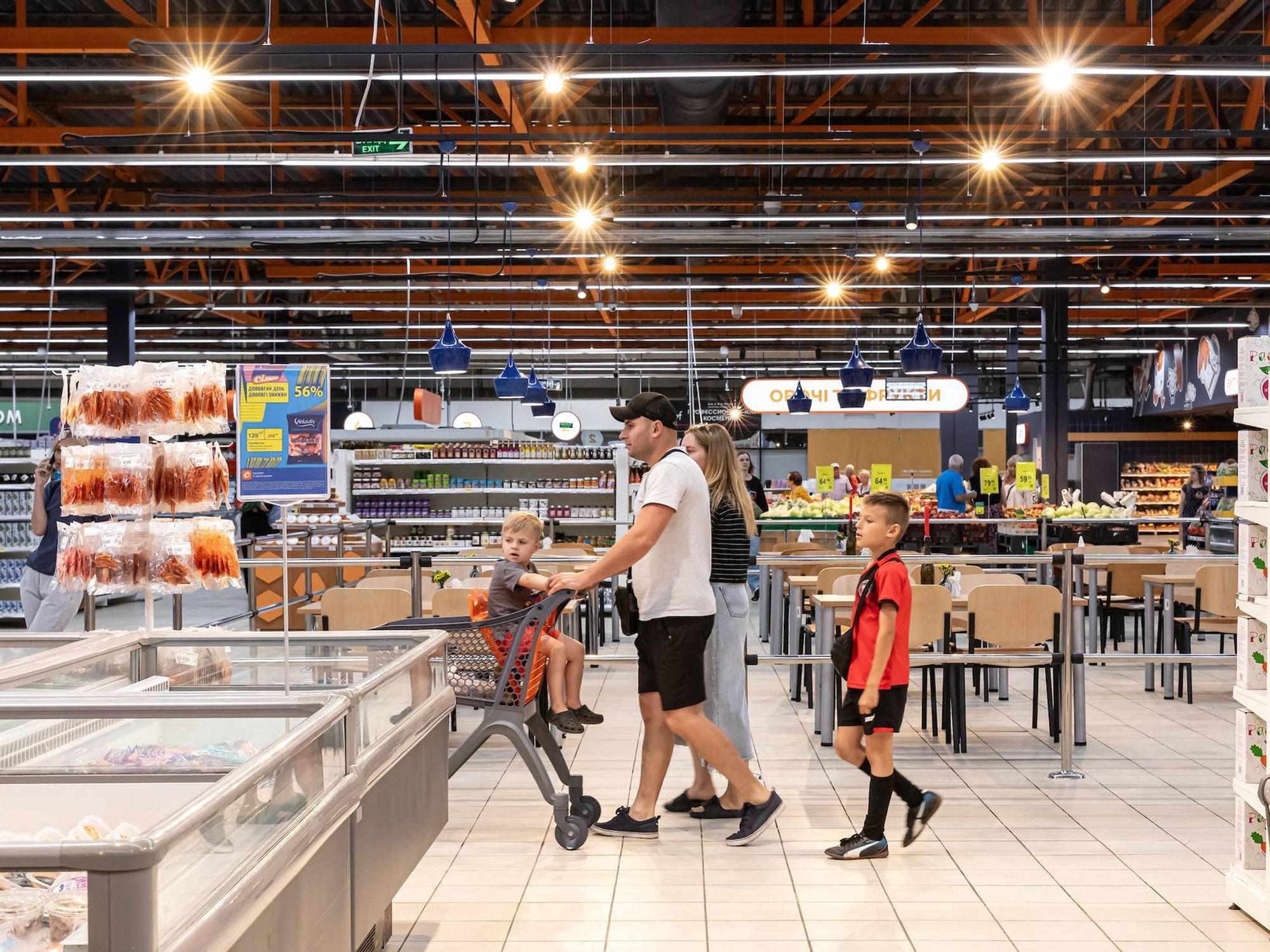Photo of a family pushing a cart at a Silpo supermarket in Ukraine