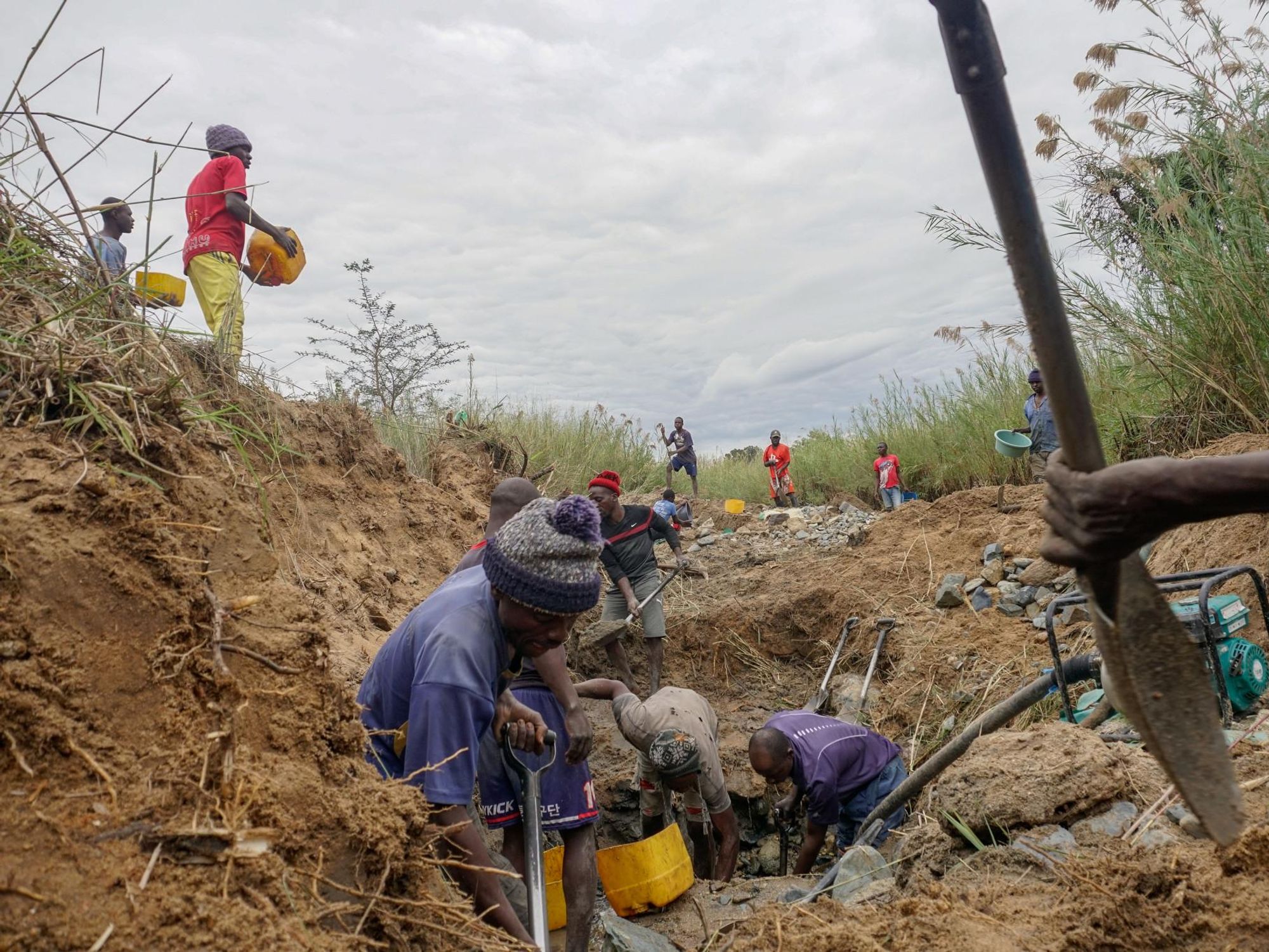 Photo of a group of miners digging for gold.