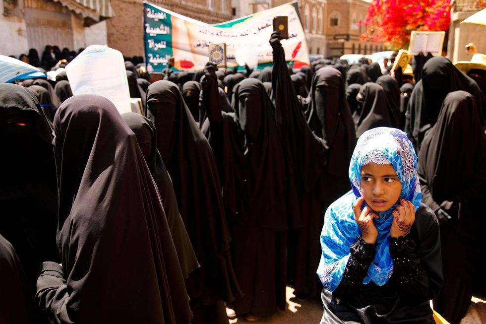 Photo of a group of women in full veil protesting outside the parliament in Sanaa against a proposed legal minimum age of marriage
