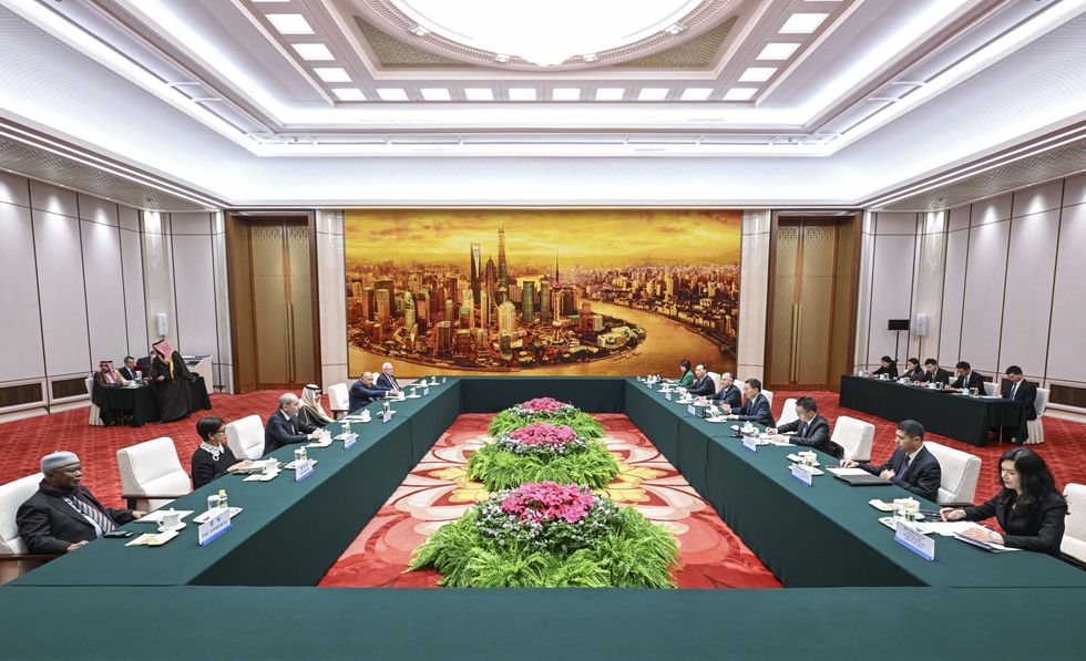 Photo of a large square table showing Chinese Vice President Han Zheng meeting with a delegation of Arab foreign ministers in Beijing on Nov. 20.