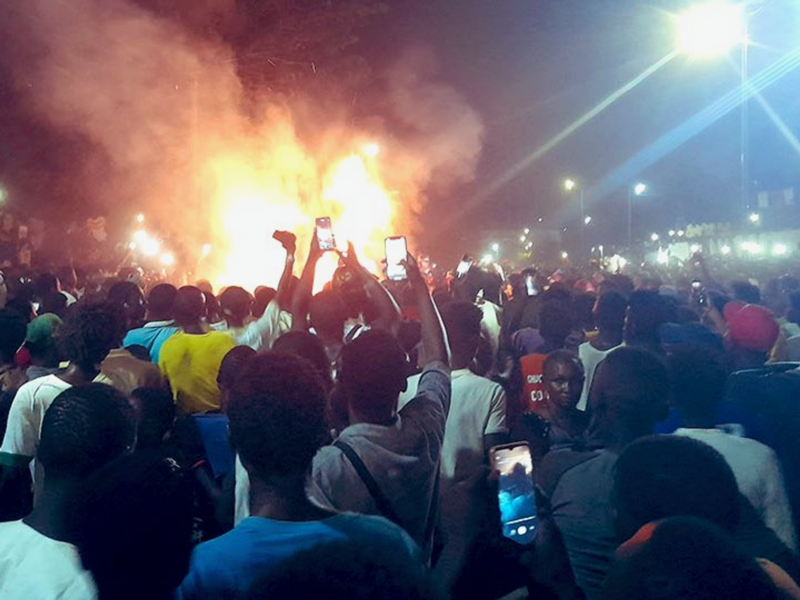 Photo of a mob burning the body of Cheikh Fall in a public square