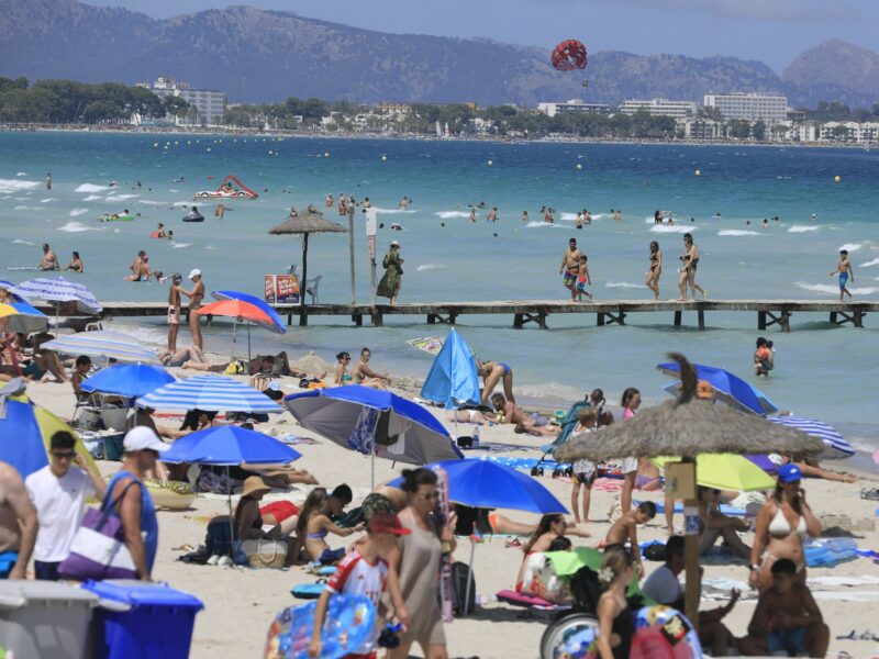 Photo of a packed beach in Mallorca