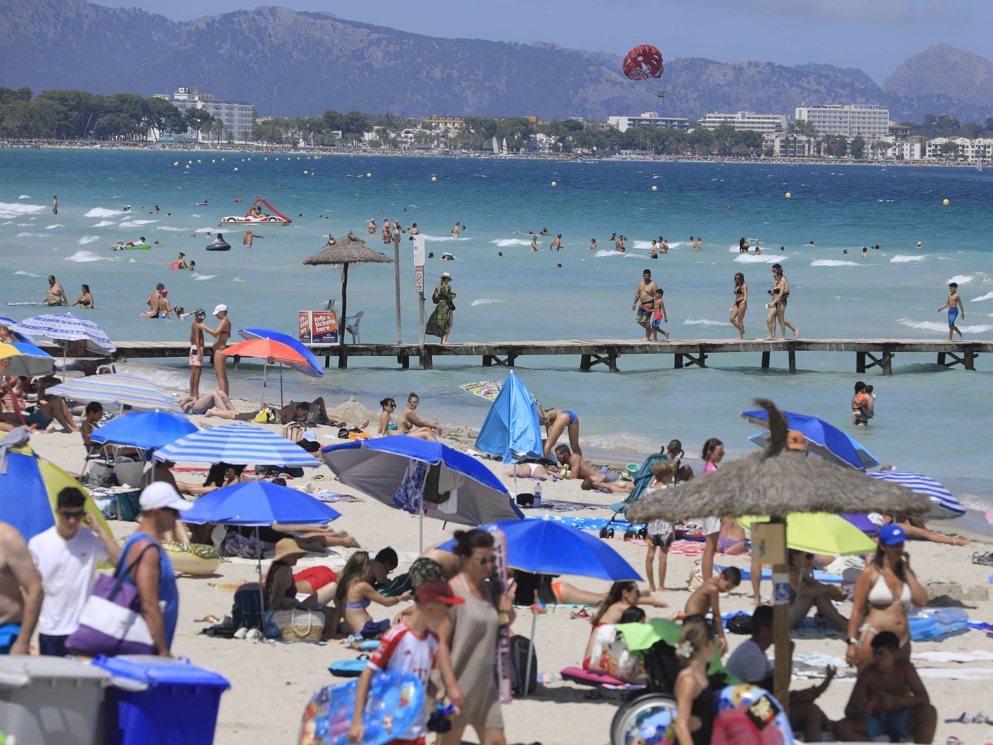 Photo of a packed beach in Mallorca