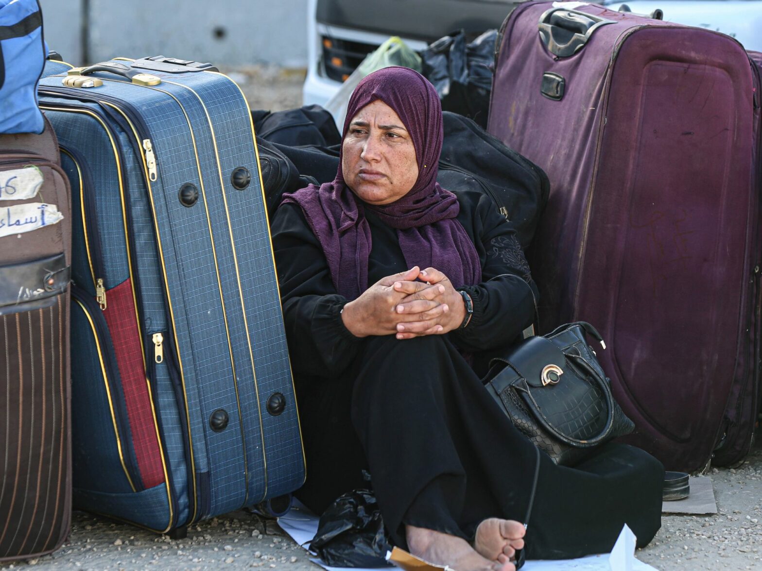 Photo of a Palestinian woman waiting to cross into Gaza from the Egyptian side of the Rafah crossing