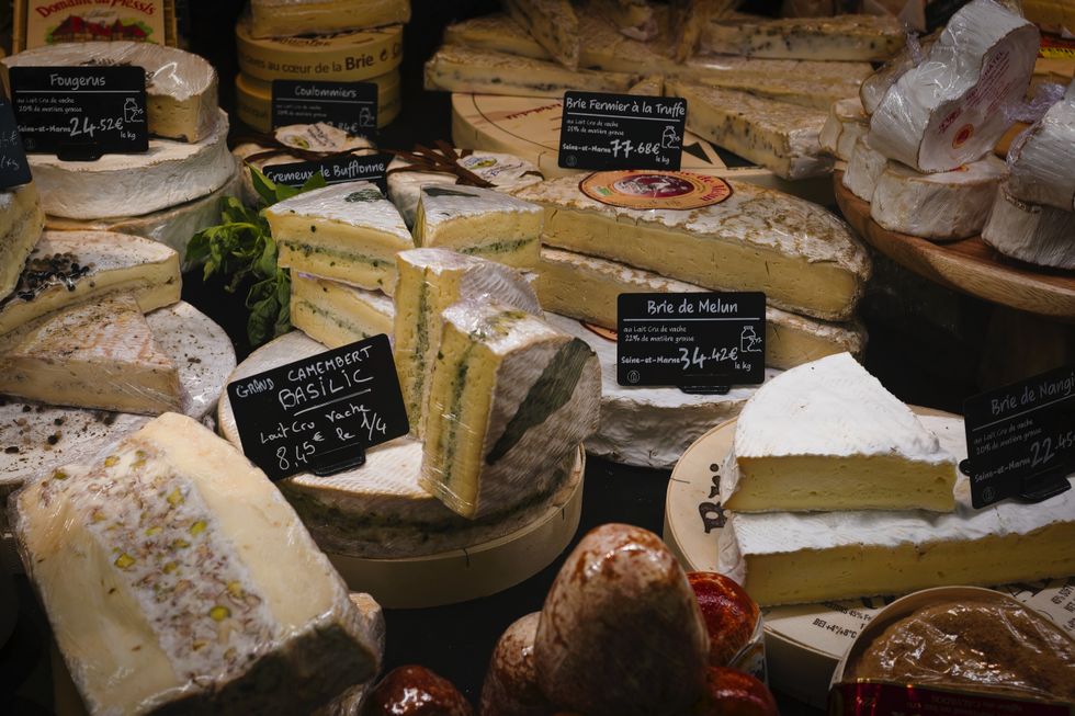 Photo of a plate of French cheese