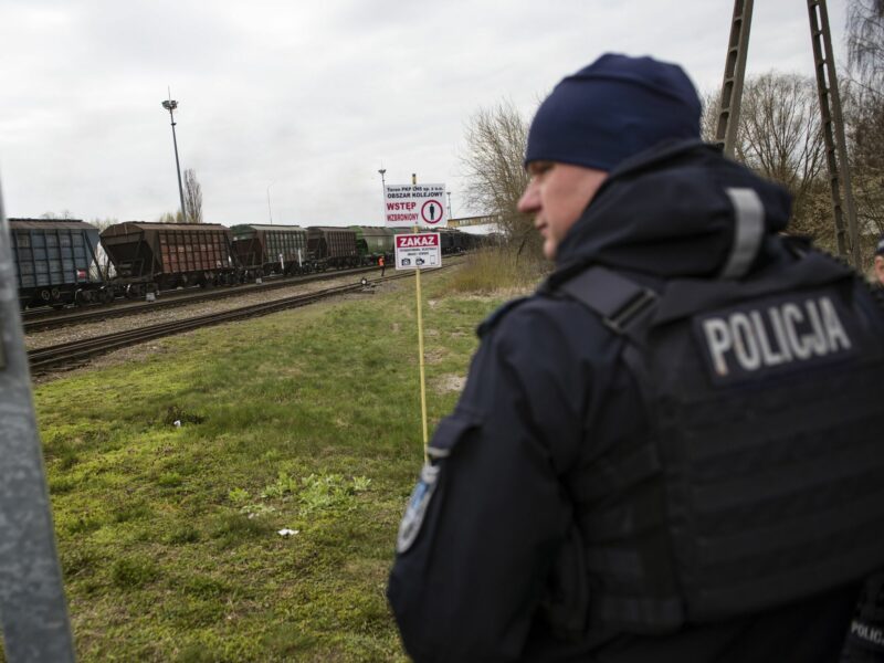 Photo of a Polish policeman protecting a train carrying Ukrainian grain on the border of Poland