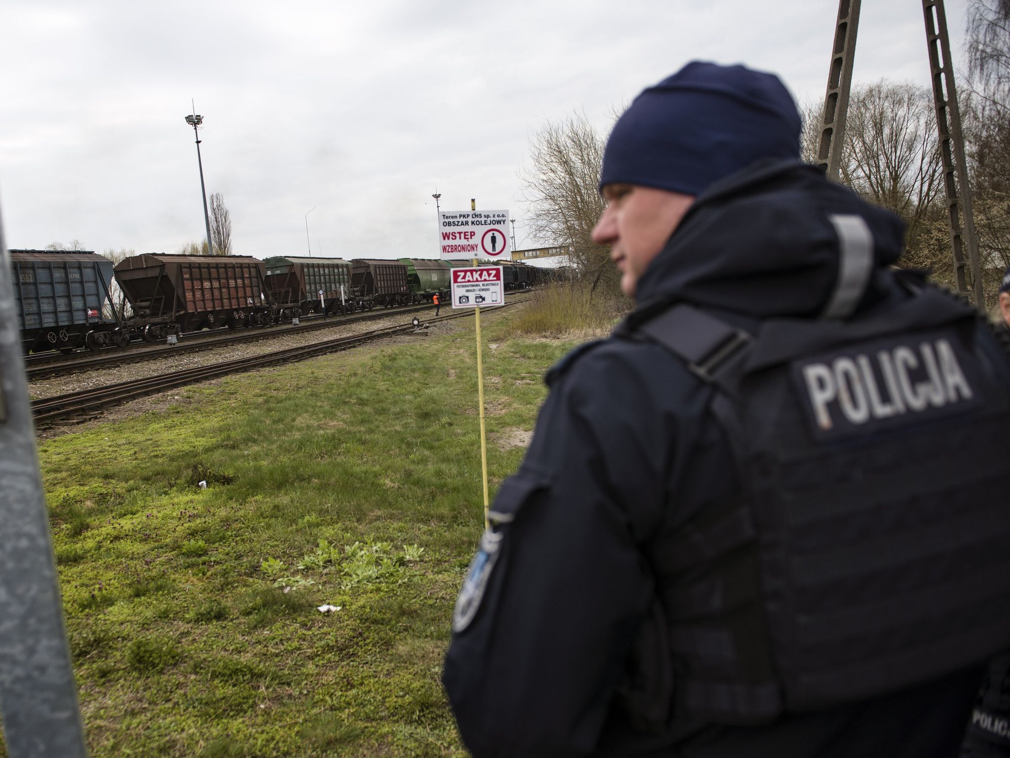 Photo of a Polish policeman protecting a train carrying Ukrainian grain on the border of Poland