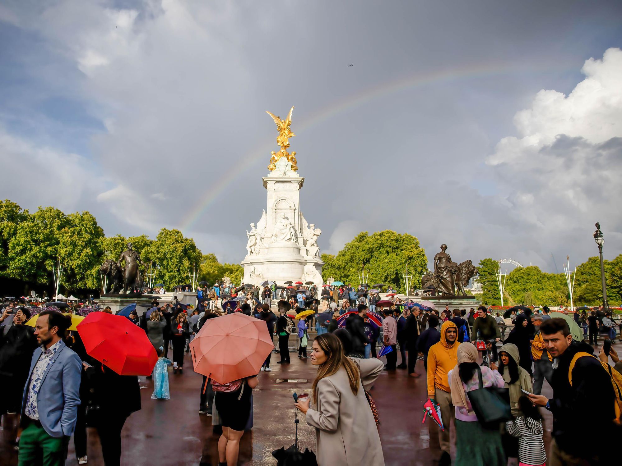 Photo of a rainbow near Buckingham Palace after the announcement of the passing of Queen Elizabeth II