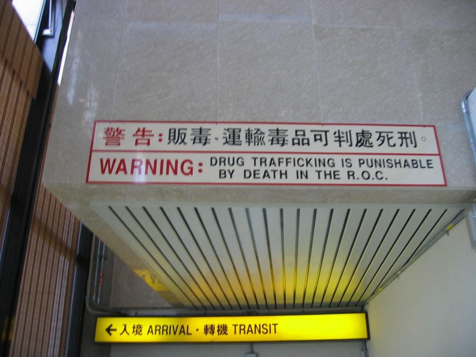 Photo of a sign at Taoyuan Airport warning that drug trafficking is punishable by death