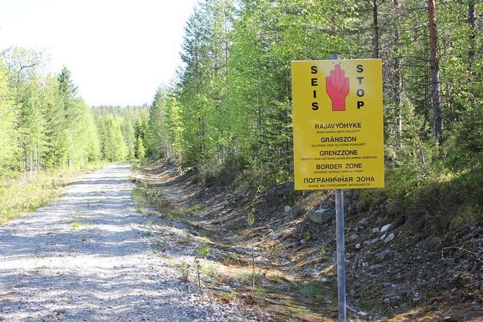 Photo of a sign at the Finnish-Russian border