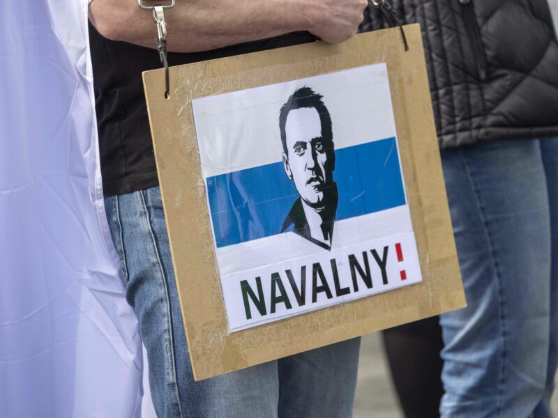 photo of a sign of navalny