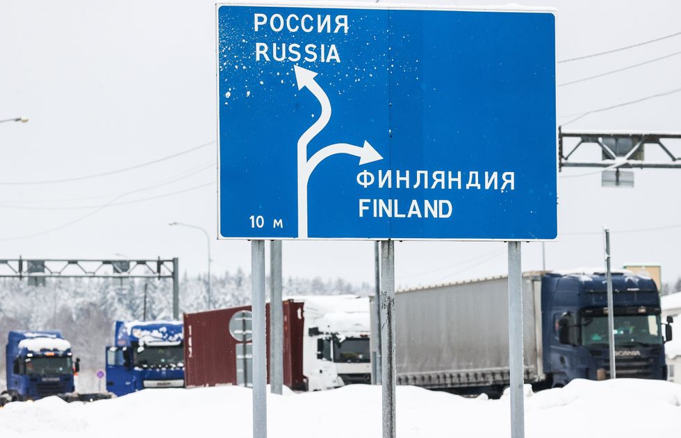 Photo of a sign on the Russian-Finnish border.