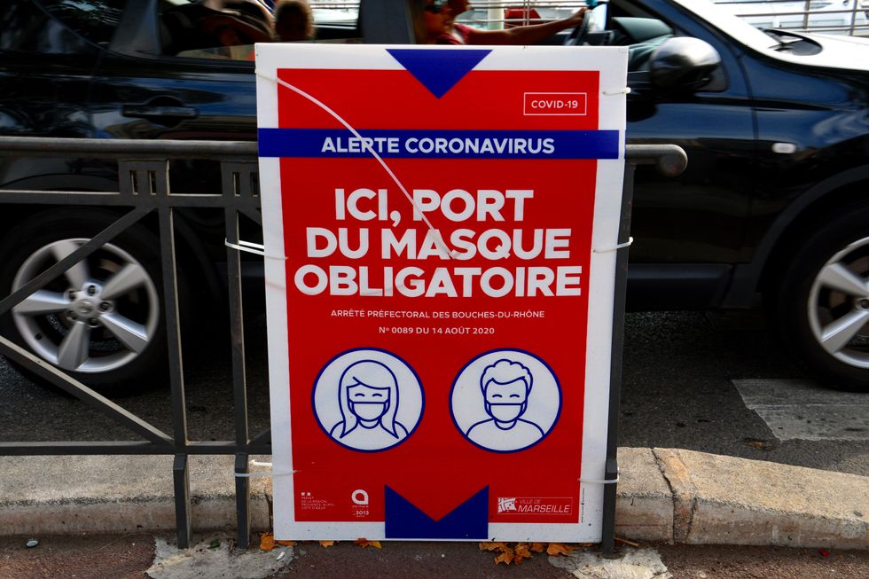 Photo of a sign saying "face masks mandatory" in France