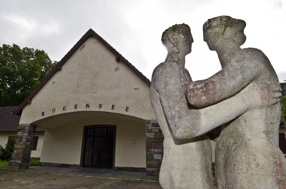 Photo of a statue of a couple, on the grounds of Goebbel's former summer retreat, north of Berlin