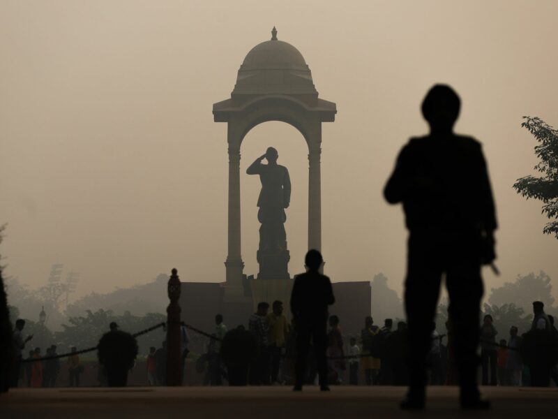 Photo of A statue of Indian nationalist Subhash Chandra Bose amid heavy smog at India Gate in New Delhi.