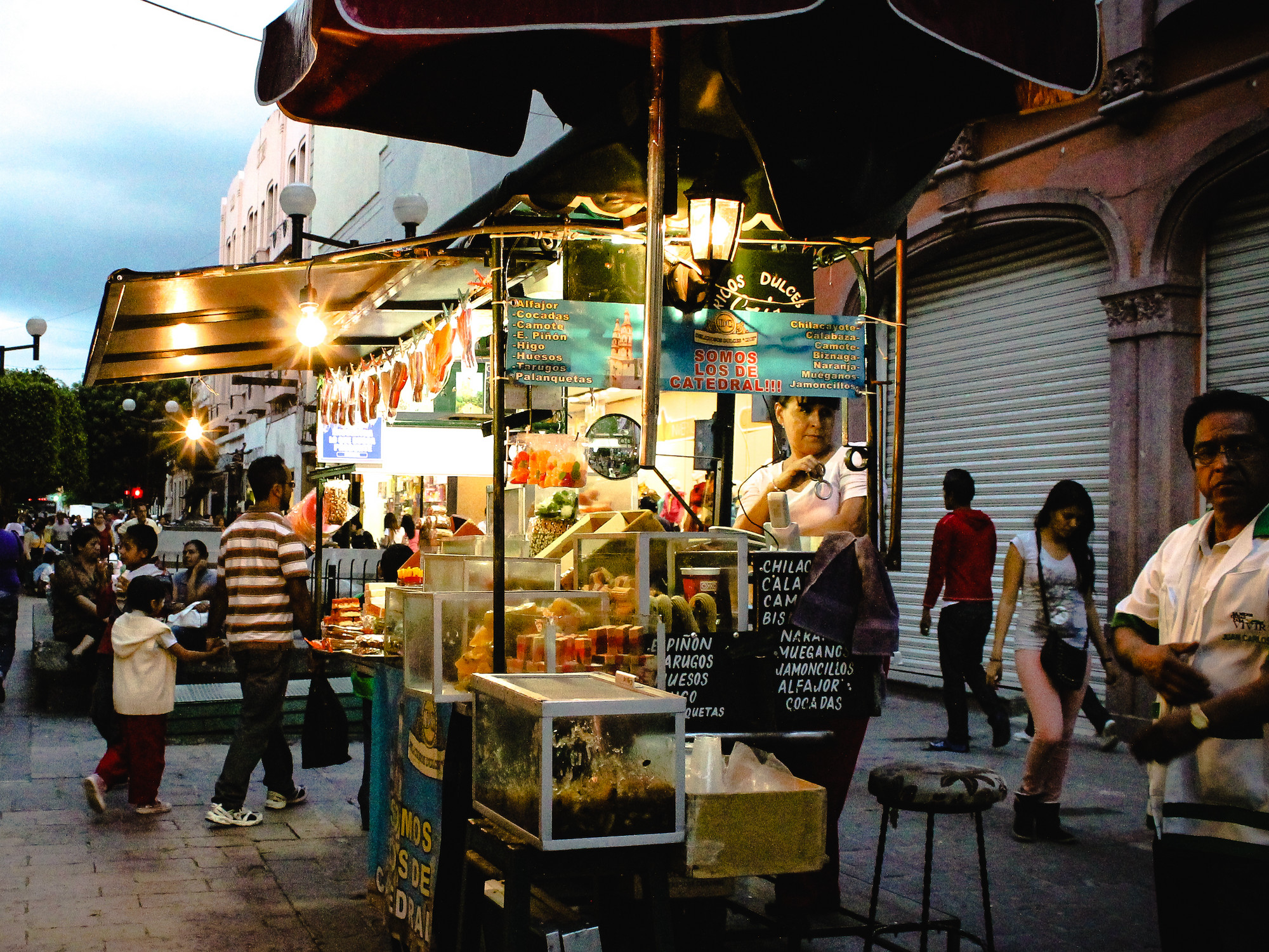 Photo of a street food vendor in a street in Léon, Mexico
