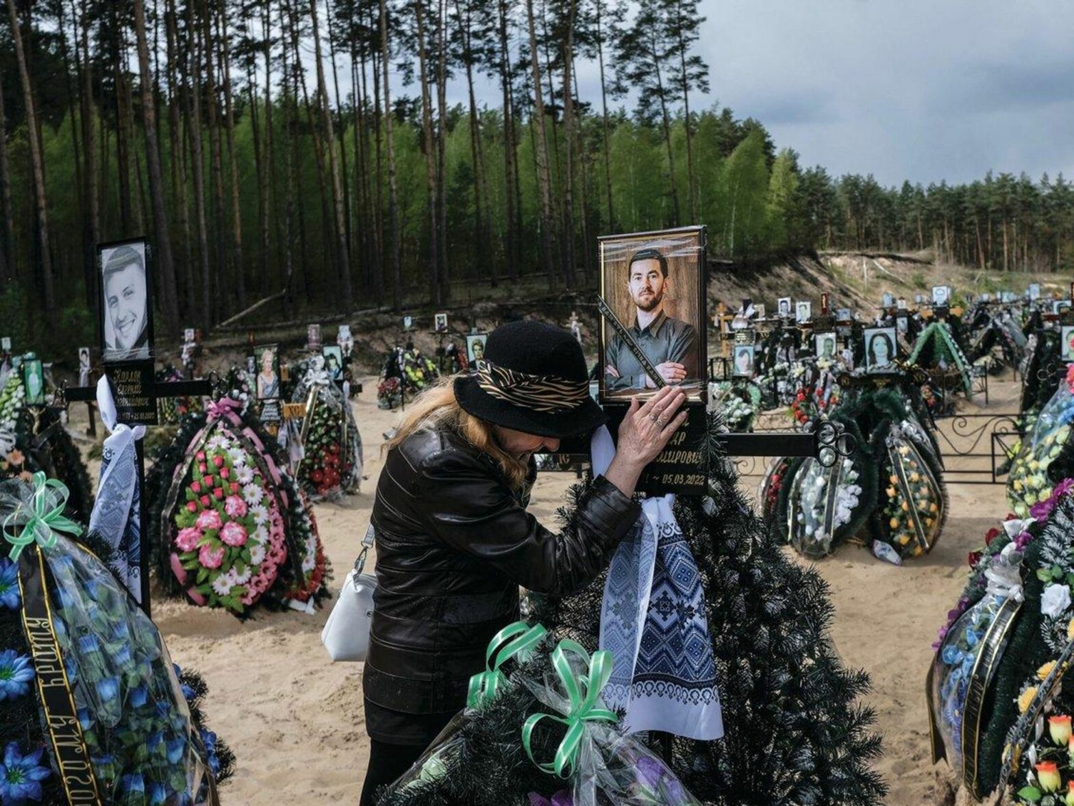 Photo of a Ukrainian woman mourning her son in Irpin Cemetery