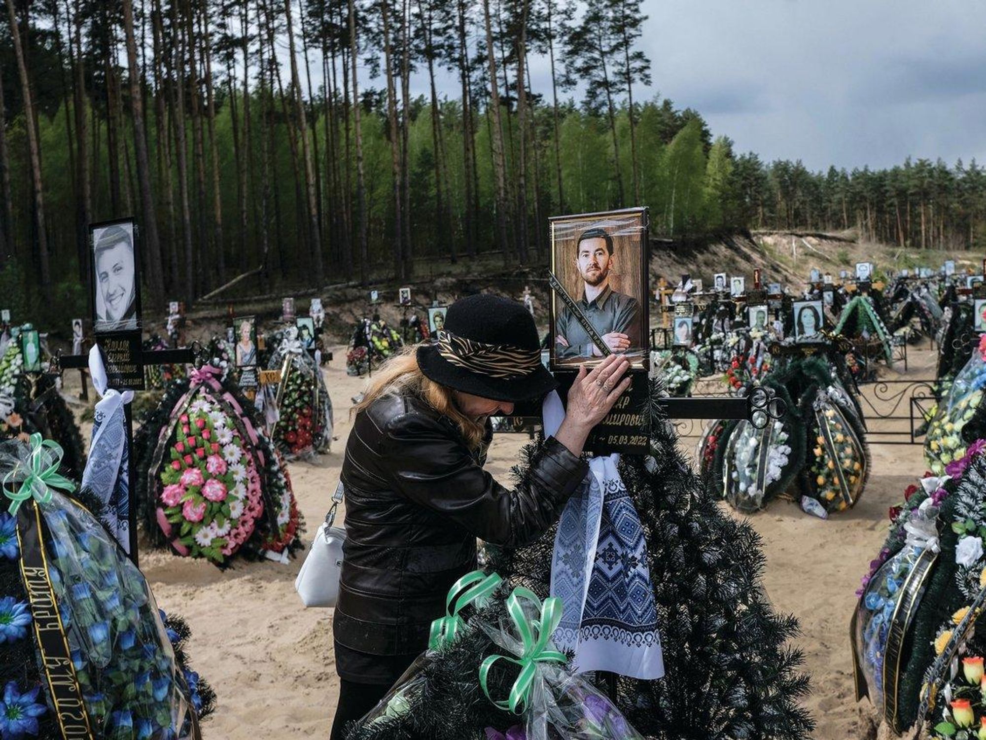 Photo of a Ukrainian woman mourning her son in Irpin Cemetery