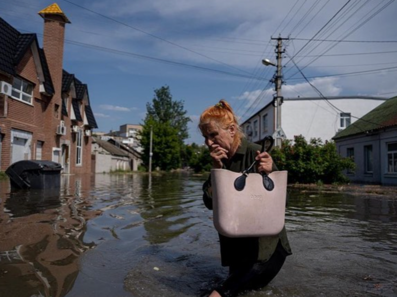 Photo of a woman after the destruction of the Nova Kakhovak dam.