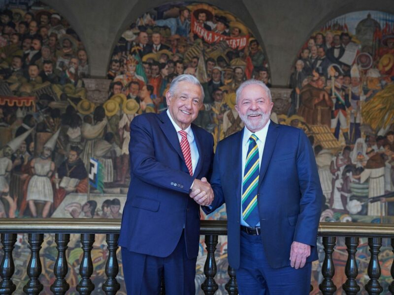 photo of AMLO and Lula shaking hands