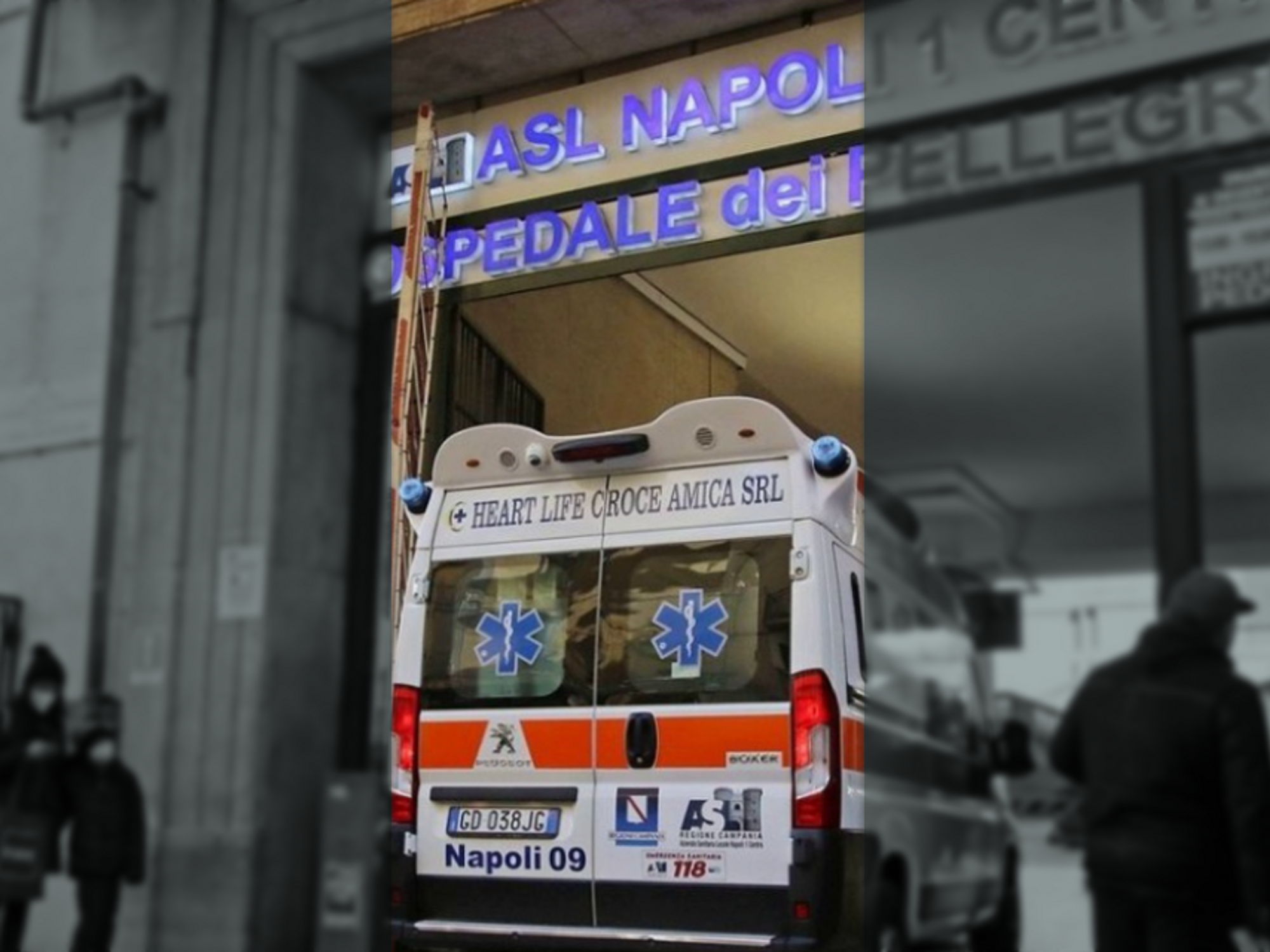 Photo of an ambulance entering a Naples hospital