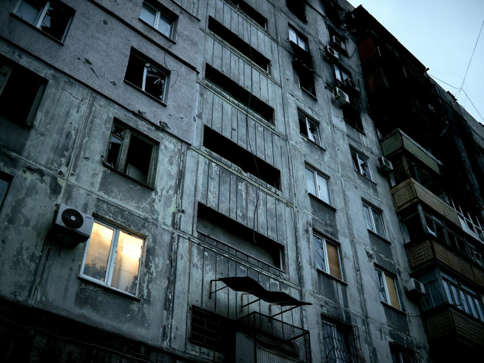 Photo of an apartment building in Mariupol damaged by war