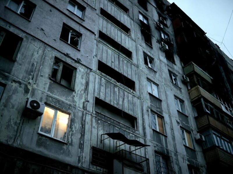 Photo of an apartment building in Mariupol damaged by war