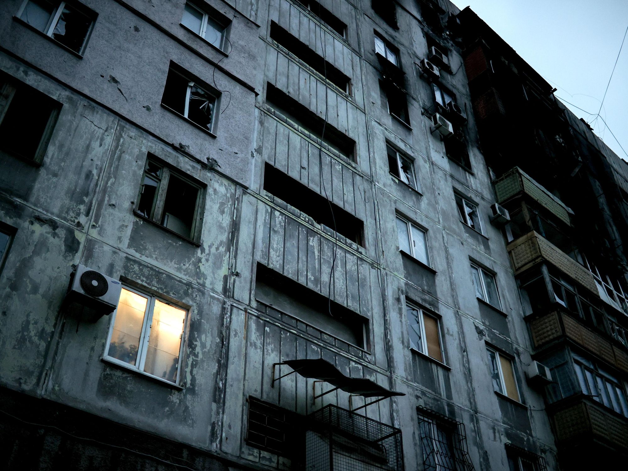 Photo of an apartment building in Mariupol damaged by war