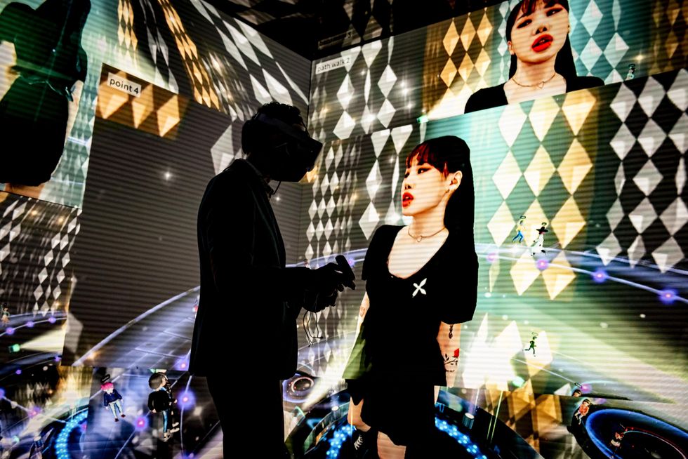 Photo of an attendee at the Mobile World Congress trying out a Metaverse experience