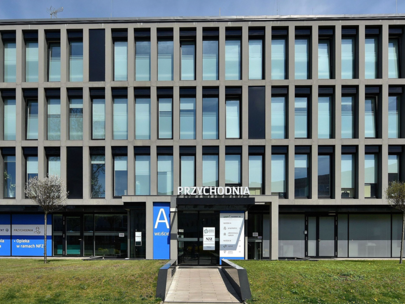 Photo of an Hospital entrance in Warsaw.