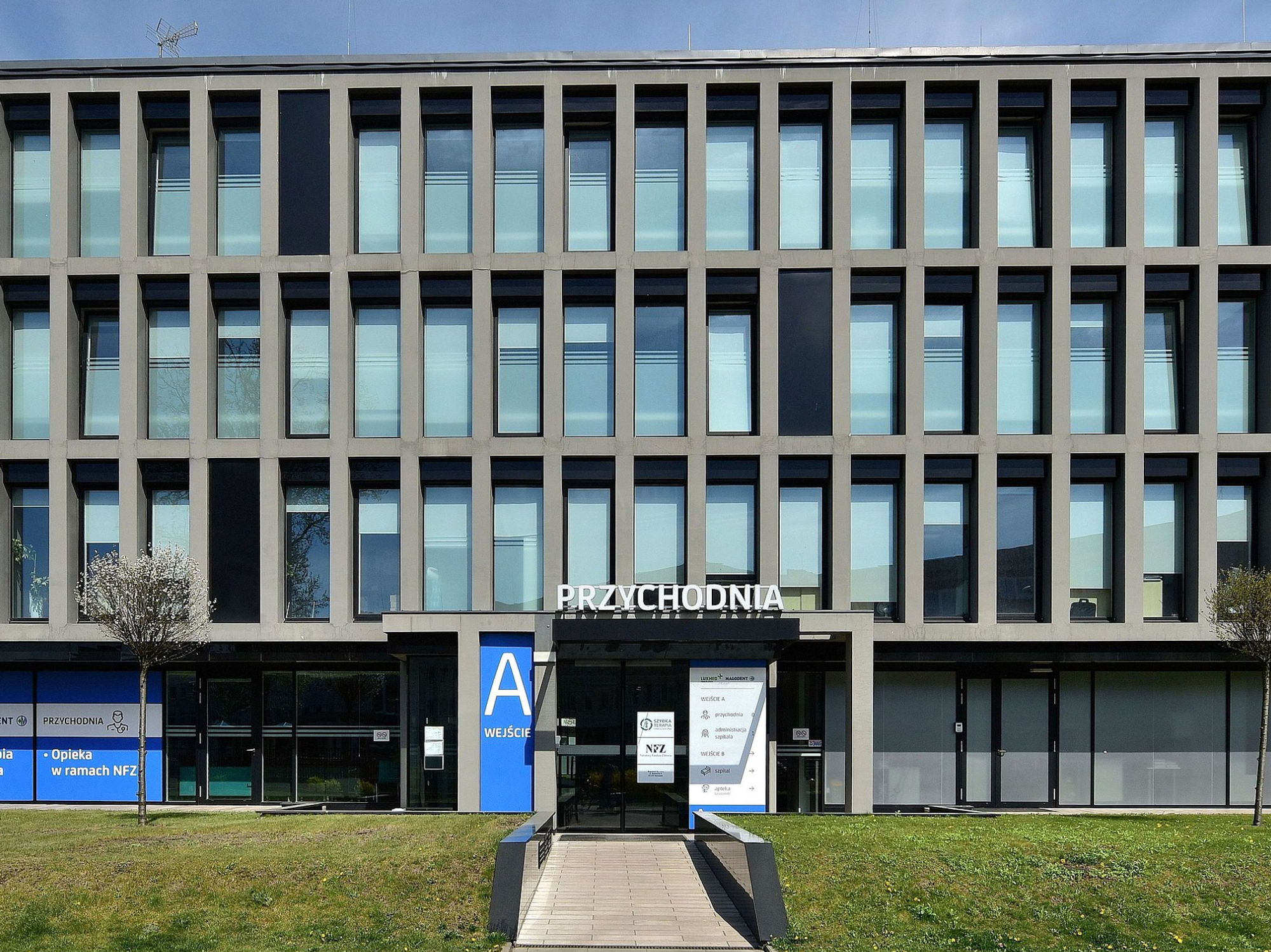 Photo of an Hospital entrance in Warsaw.