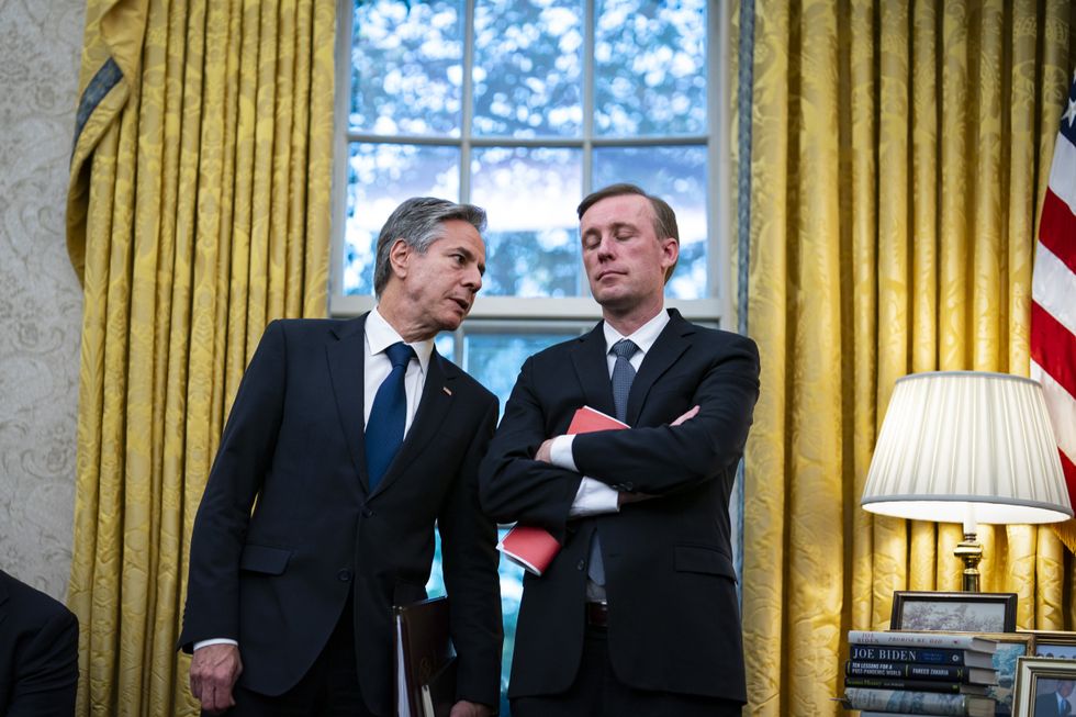 photo of Antony blinken talking to Jake Sullvan