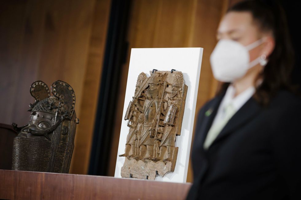 Photo of Benin bronze being presented at Berlin's Federal Foreign Office