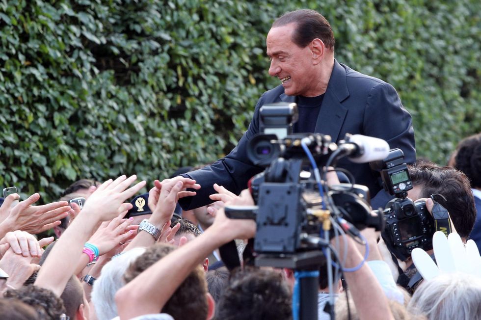 photo of Berlusconi with fans and cameras