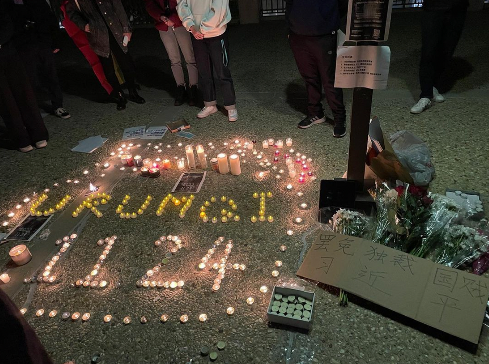 Photo of candles being lit for the victimes who died in a fire due to China's zero-Covid policy