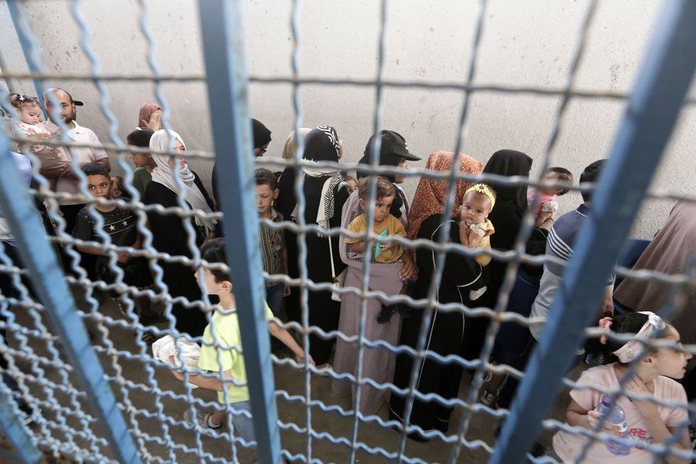 photo of children are waiting in line withe their parents to get vaccinated against polio